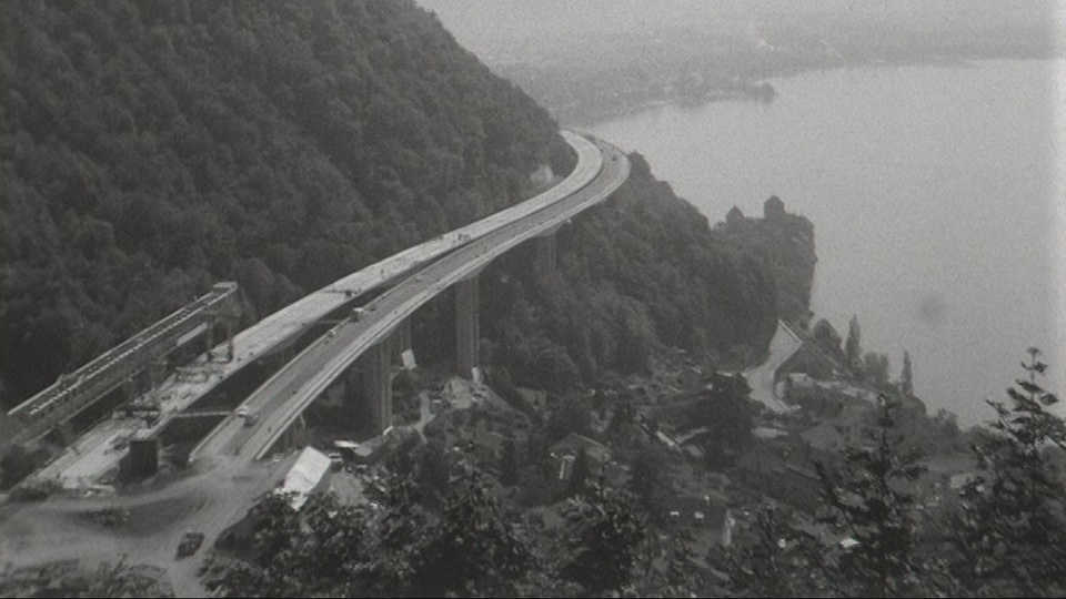 L'autoroute A9 en construction, au-dessus de Montreux. 1969. [RTS]