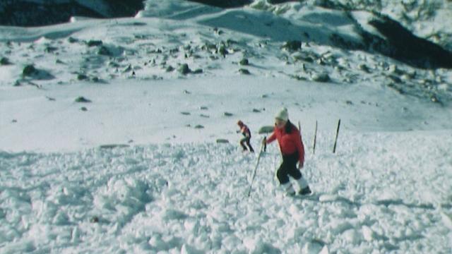 Simulation de secours en cas d'avalanche en 1978. [RTS]