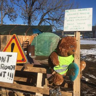 Gilets jaunes dans un rond-point de Pontarlier [RTS - Christophe Canut]