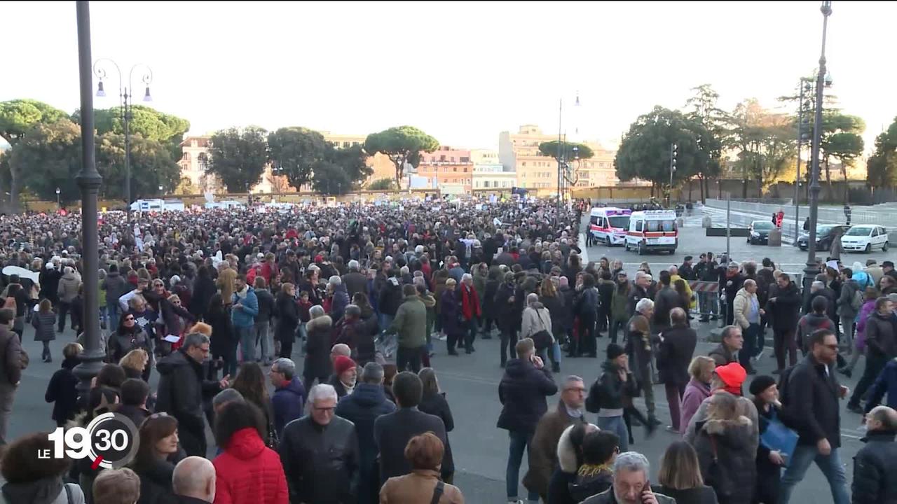 Italie: des dizaines de milliers de "sardines" sont descendues manifester à Rome et Florence contre Salvini.