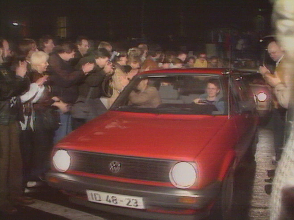 Sous les applaudissements, une voiture franchit la frontière entre l'est et l'ouest. Berlin, nuit du 9 au 10 novembre 1989 [RTS]