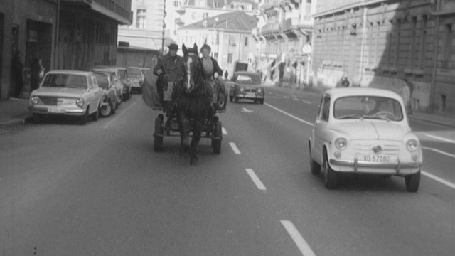 Monsieur Aeby et son cheval dans les rues de Lausanne en 1968. [RTS]