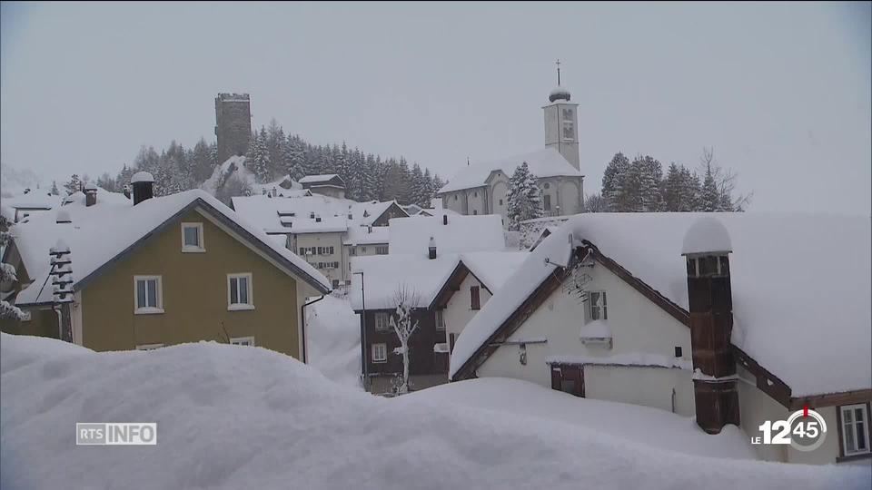 La neige en abondance: plusieurs villages de Suisse centrale et des Grisons coupés du monde, comme la station de Disentis.