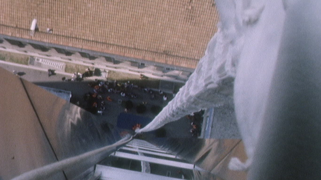La chaussette d'évacuation de la tour en TSR en 1976. [RTS]