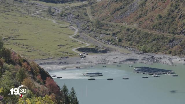 Des panneaux solaires flottants sur le lac des Toules, en Valais