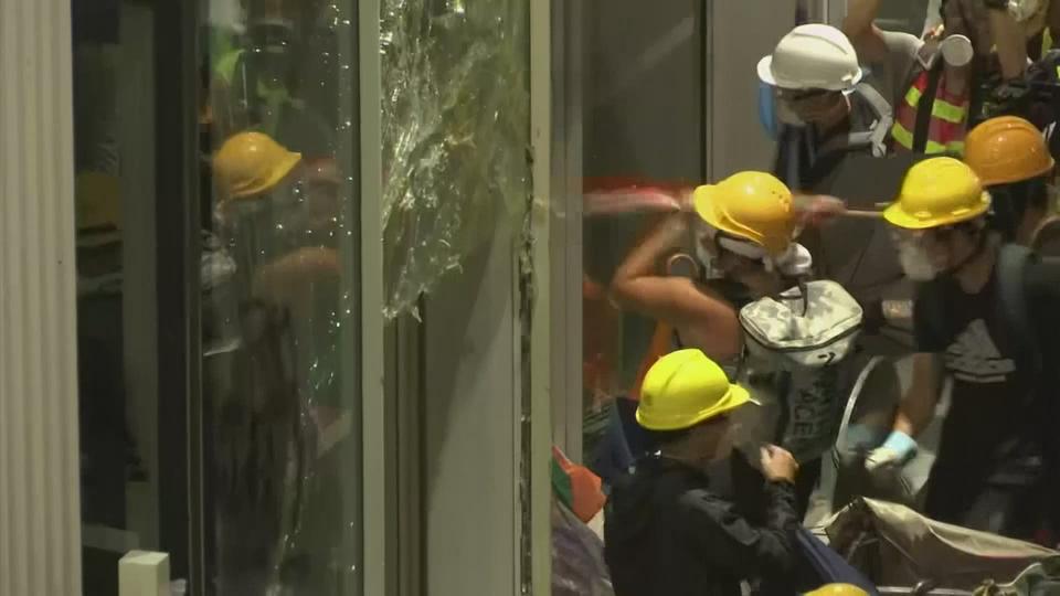 Des manifestants rentrent dans le Parlement hongkongais