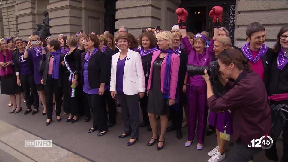 Les parlementaires suisses descendent dans la rue pour la grève des femmes.