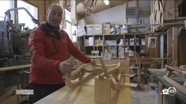 Aux Diablerets (VD), des charpentiers fabriquent des luges artisanales