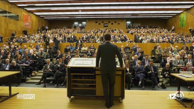 Victoire d'étape pour Pierre Maudet. La base du PLR genevois lui maintient confiance et soutien, à une courte majorité.