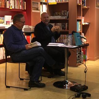 Andreï Kourkov, en compagnie d'Erik Fitoussi, le directeur de la librairie Passages à Lyon [RTS - Christophe Canut]