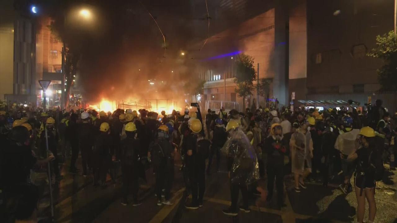 Barricade incendiée et cocktails Molotov, Hong Kong sombre dans le chaos