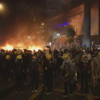 Barricade incendiée et cocktails Molotov, Hong Kong sombre dans le chaos