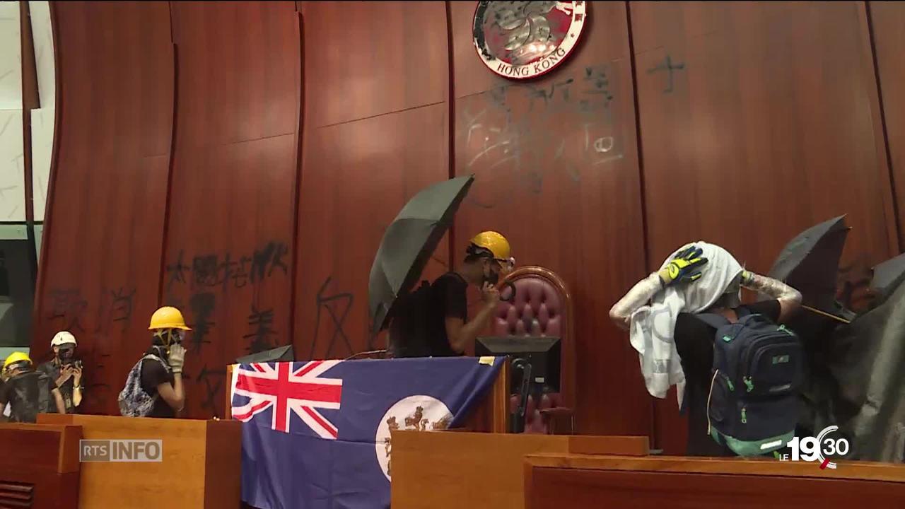 À Hong Kong, la tension est montée d'un cran. Les manifestants ont pris d'assaut le parlement.