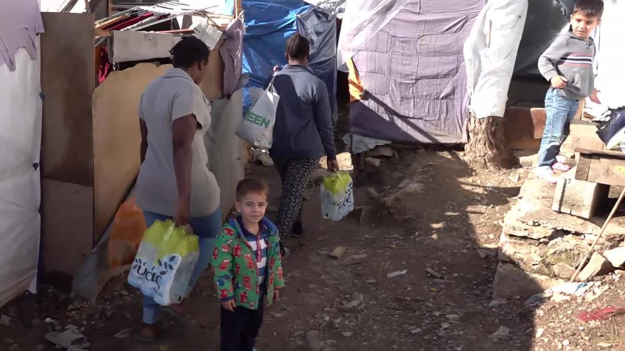 Sur l'île grecque de Samos, des réfugiés s'entassent dans des bidonvilles insalubres