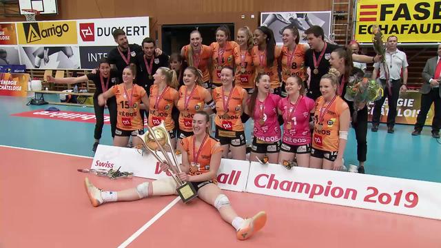 Finale dames, match 4: le NUC reçoit son trophée de champion de Suisse!