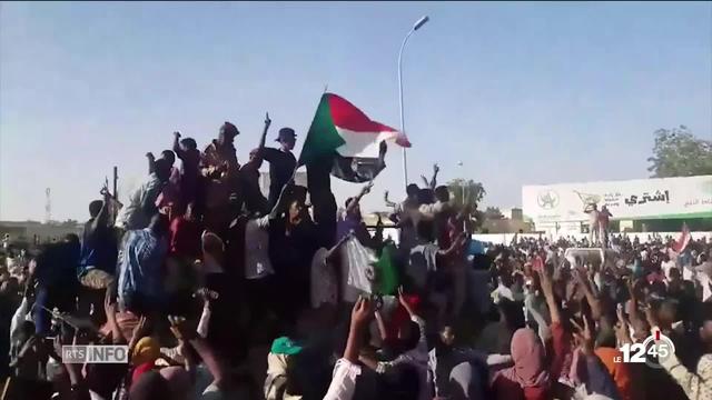 Au Soudan, des milliers de manifestants sont dans la rue pour réclamer la démission du chef de l'État.