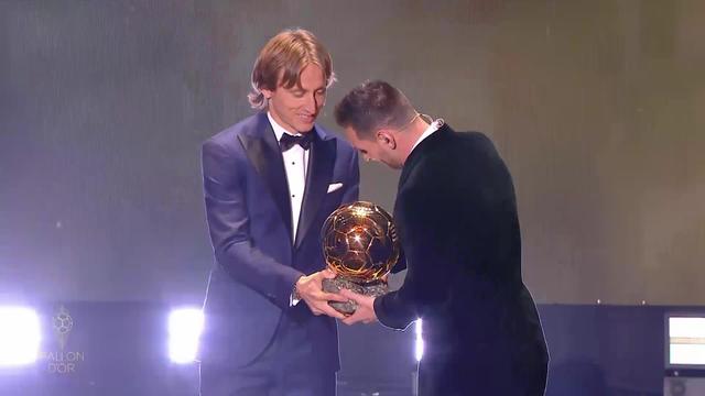 Ballon d'Or: Leo Messi reçoit son trophée des mains de Luka Modric