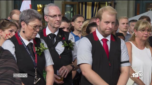 Les cheminots suisses rendent hommage à leur collègue décédé suite à la fermeture dysfonctionnelle d'une portière de wagon.