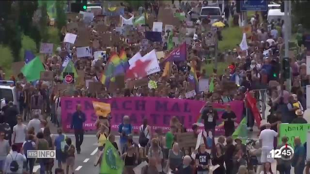 Des dizaines de milliers de jeunes ont manifesté à Aix-la-Chapelle en Allemagne contre les centrales à charbon.