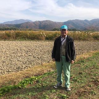 Shingo Koyama, un riziculteur de Nagano devant son exploitation, entourée de rizicultures en friche. [RTS - Sophia Marchesin]