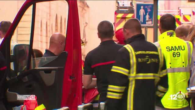 Au lendemain de l'explosion au colis piégé à Lyon, l'enquête avance. L'attaque a fait au moins 13 blessés légers.