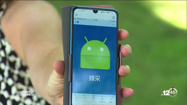 En Chine, une application installée sur les téléphones portables espionne les touristes dans la province du Xingiang.