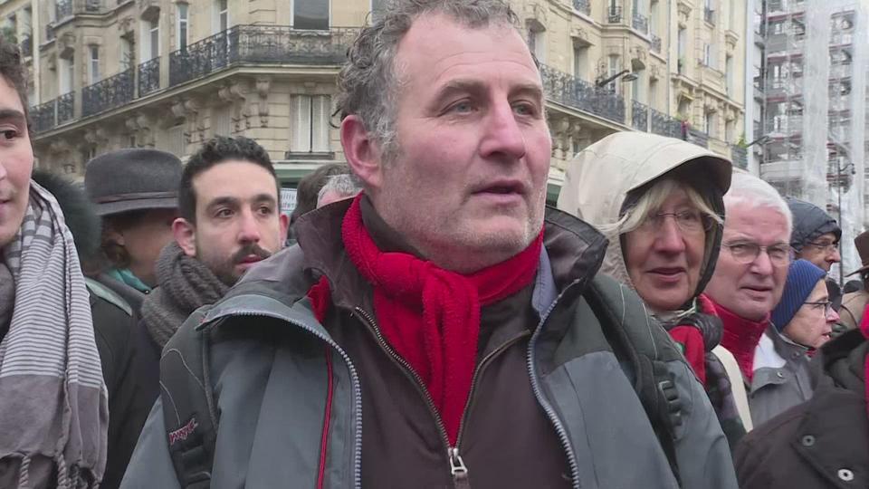 foulards rouges a Paris