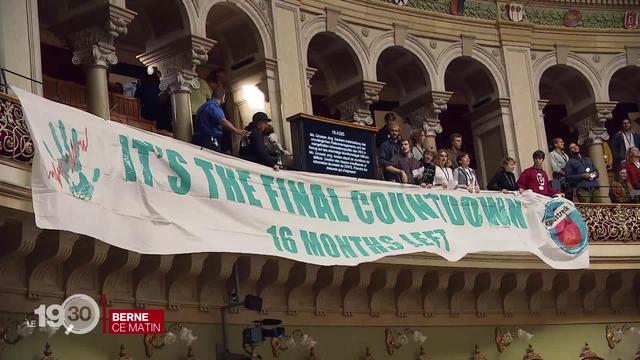 Des jeunes activistes pour le climat ont infiltré la salle du Conseil national avec une grande banderole.