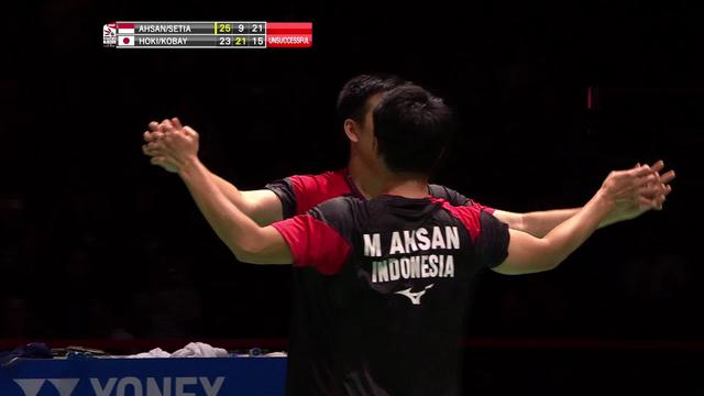 Finale, double messieurs: Ashan-Setiawan (IND) - Hoki-Kobayashi (JPN) (25-23, 9-21, 21-15): les Indonésiens s'imposent en deux sets