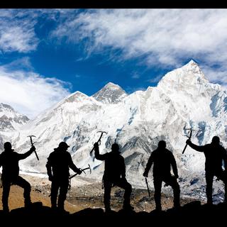 Alpinistes brandissant leur piolet sur le Mont Everest [Depositphotos - prudek]