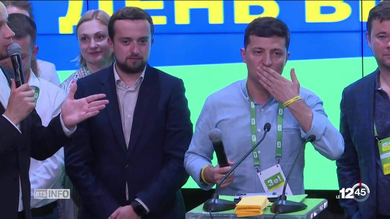 En Ukraine, le président Volodimir Zelensky obtient la majorité absolue au Parlement.