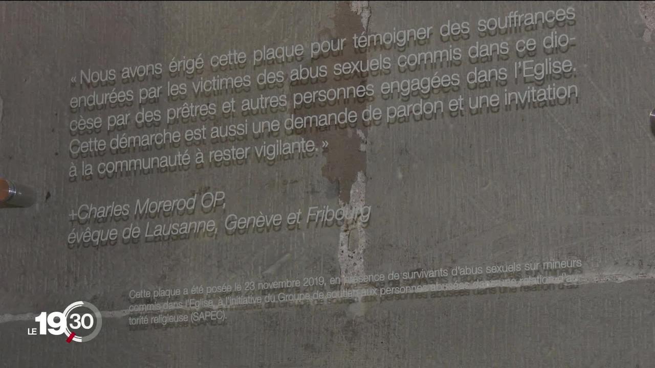 Une plaque commémorative a été installée dans la cathédrale de Fribourg en mémoire des victimes d'abus sexuels