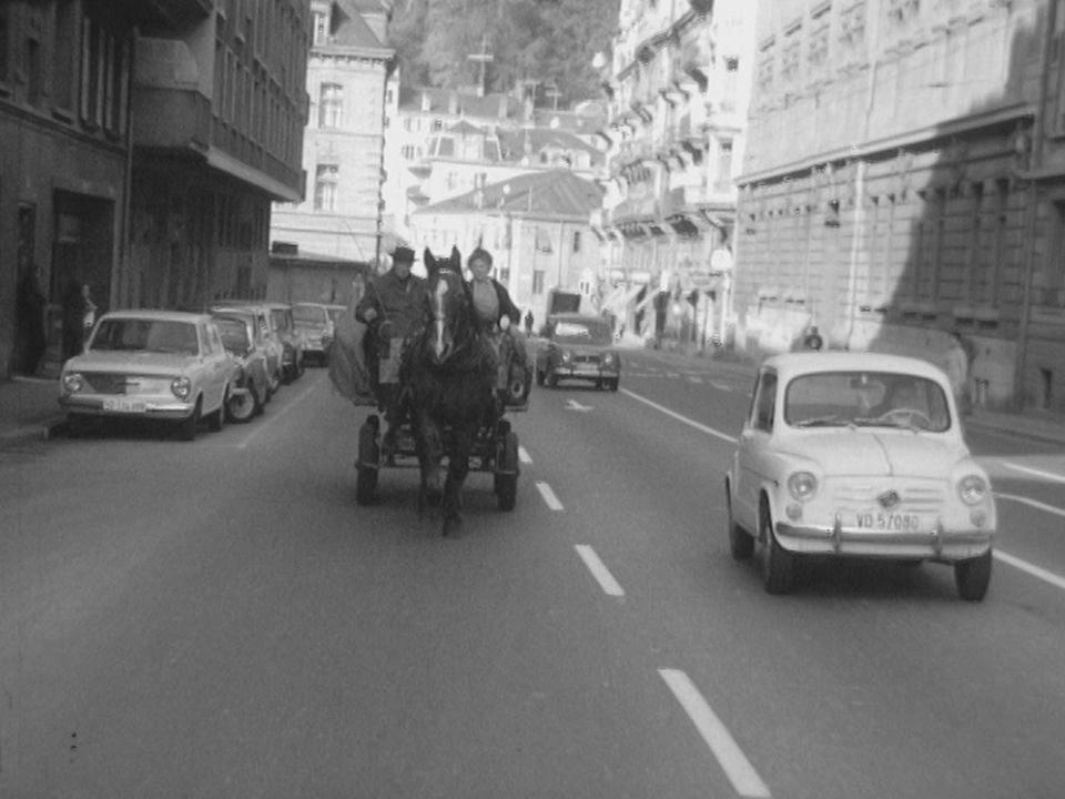 Monsieur Aeby et son cheval dans les rues de Lausanne en 1968. [RTS]