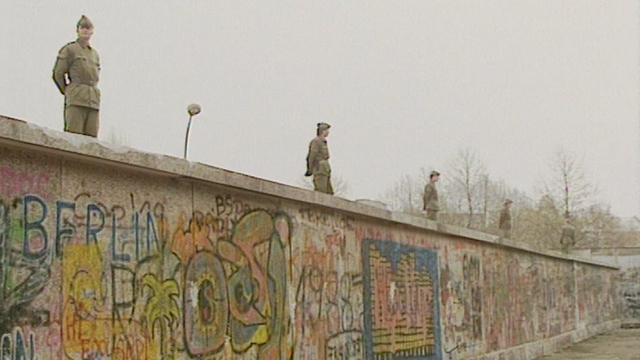 Un tronçon du mur de Berlin après le 9 novembre 1989 : debout encore, mais pas pour longtemps. [RTS]