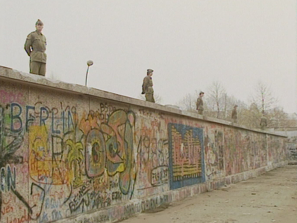 Un tronçon du mur de Berlin après le 9 novembre 1989 : debout encore, mais pas pour longtemps. [RTS]