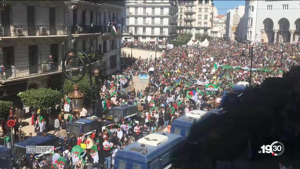Foule immense dans les rues d'Alger pour la première fois depuis que le président a reporté l'élection présidentielle.