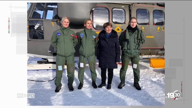 La cheffe de l'armée suisse Viola Amherd a rendu visite à une troupe à Davos. Elle y a rencontré une équipe exclusivement féminine.