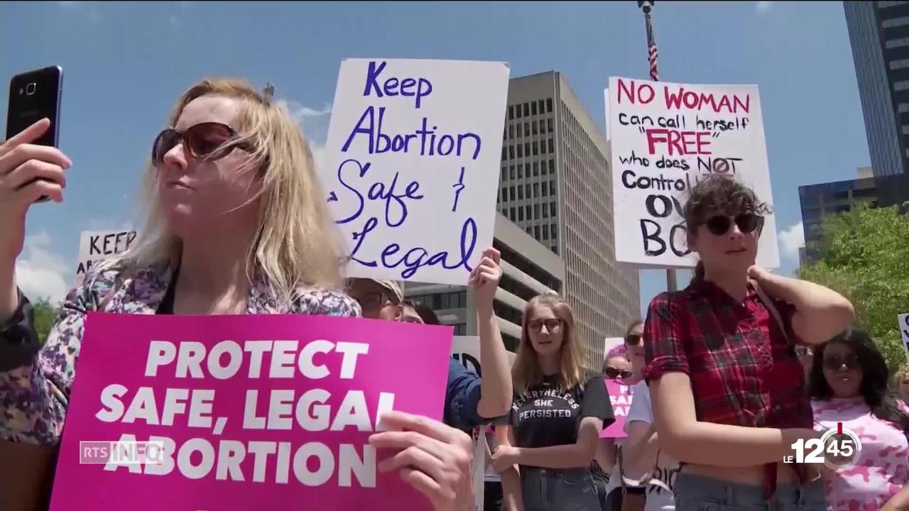 Aux Etats-Unis, plusieurs milliers de personnes sont dans la rue pour soutenir le droit à l'avortement.