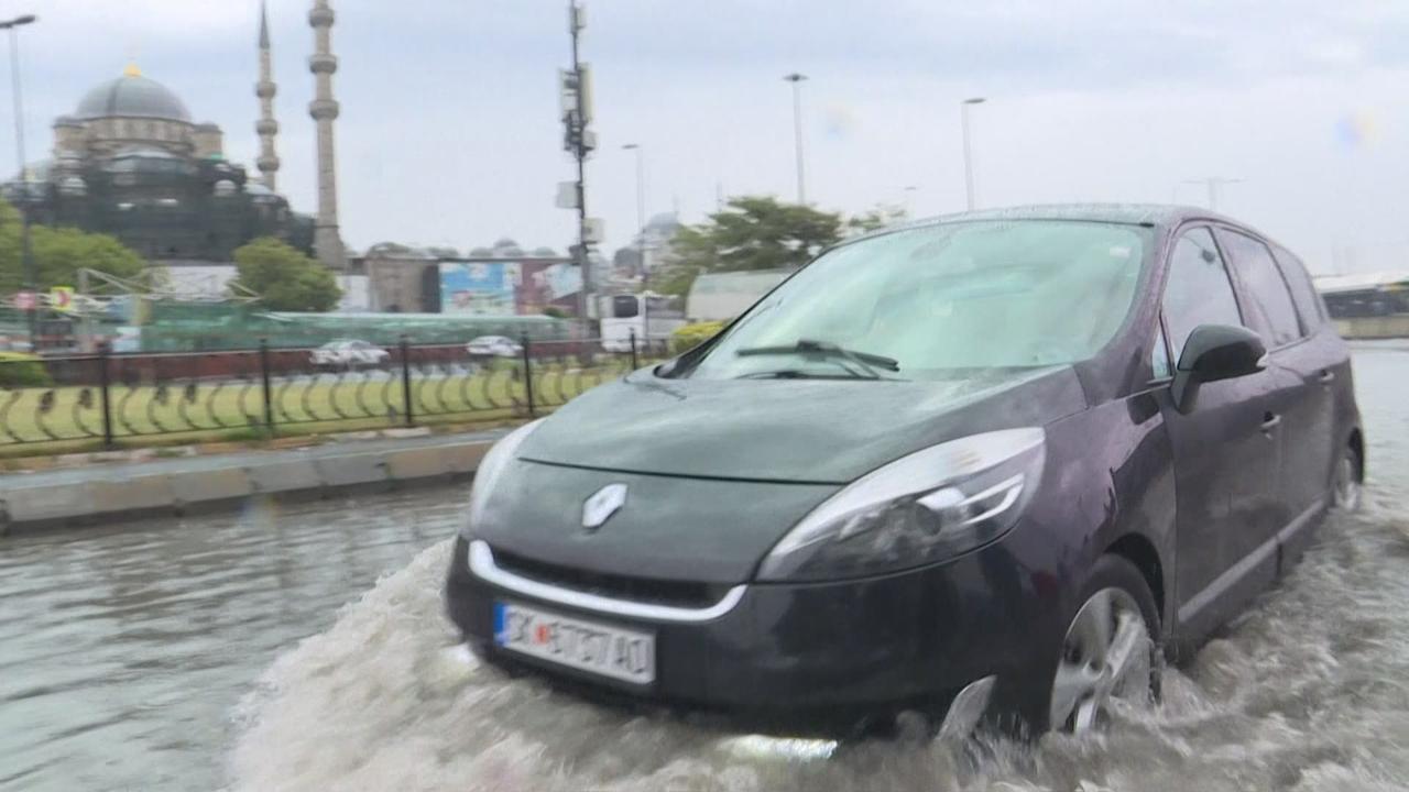 Pluies diluviennes et inondations a Istanbul