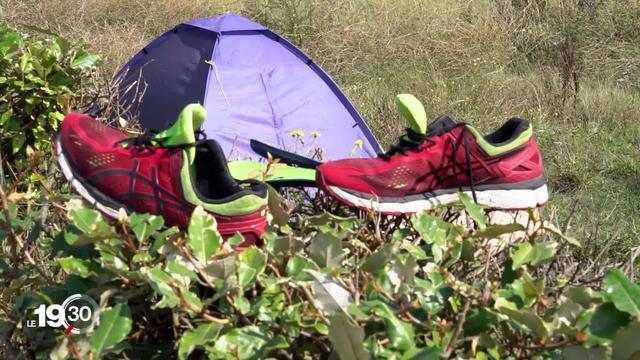 À Calais, les migrants embarquent dans des canots pneumatiques de fortune dans l'espoir d'atteindre la Grande-Bretagne.