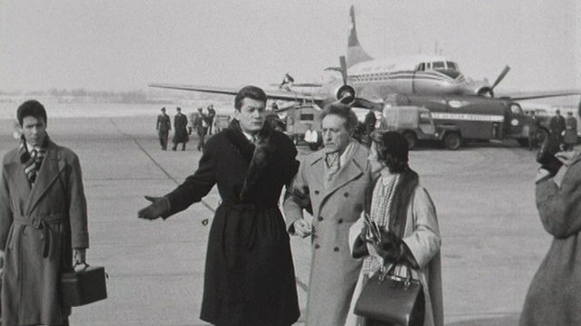 Jean Marais et Jean Cocteau à Cointrin en 1954. [RTS]