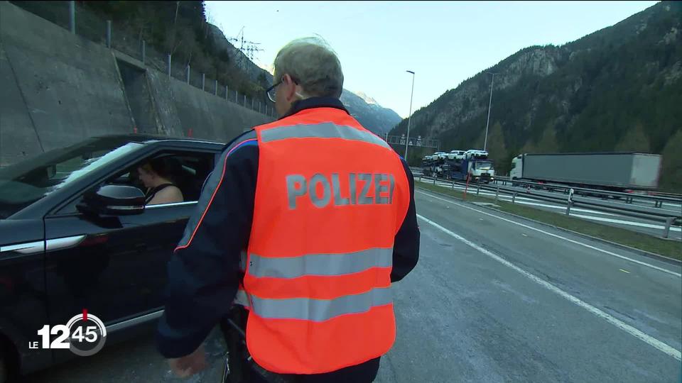 A Goeschenen la police est présente pour dissuader ceux qui veulent traverser le Gotthard.