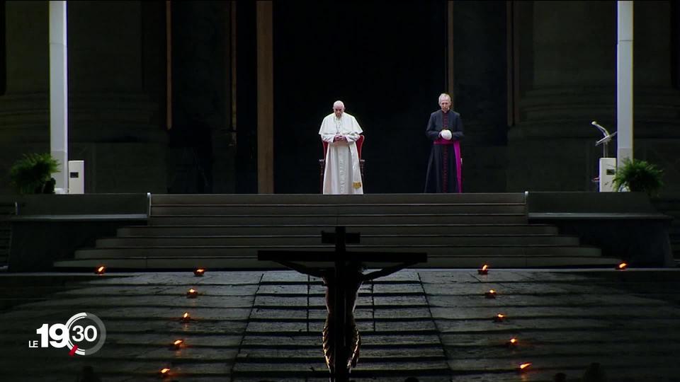 Quand François marche seul dans le centre de Rome, est-ce une mise en scène ou un geste pensé par le pape?