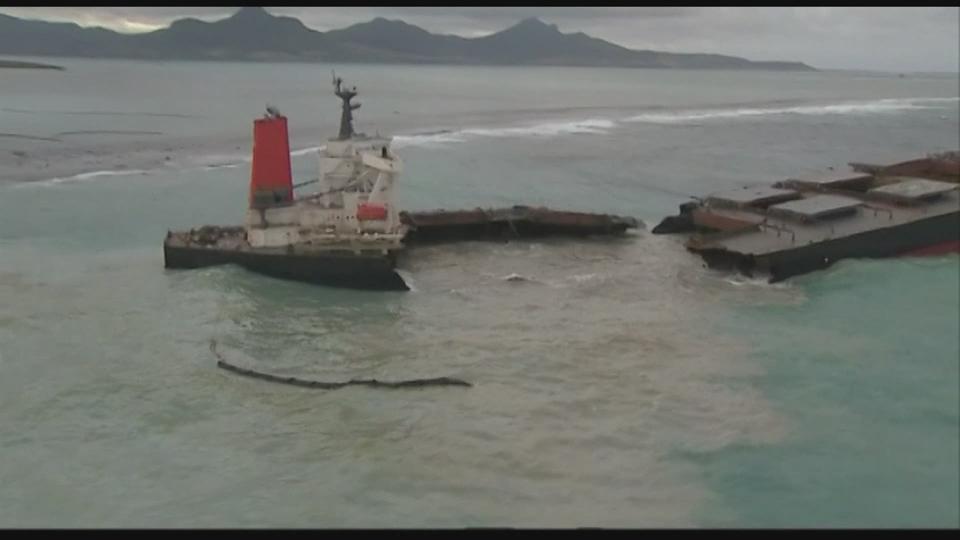 Les images du vraquier qui s'est finalement brisé en deux au large de l'Ile Maurice.