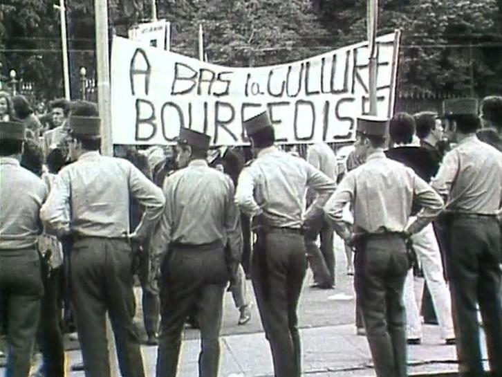 En 1971, à Genève, des jeunes manifestent devant le Grand Théâtre, symbole de la culture bourgeoise.
