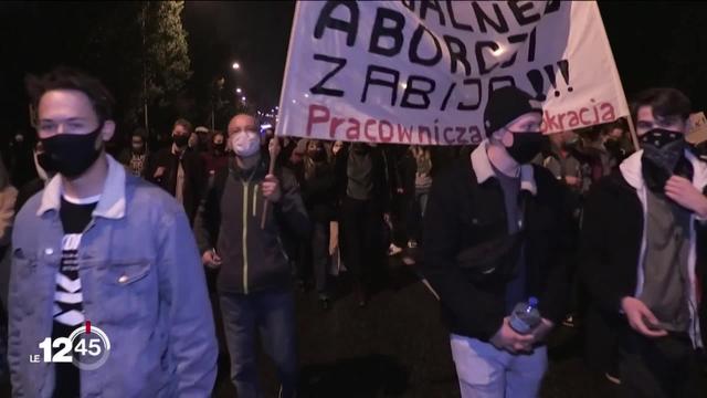 En Pologne, des milliers de personnes se mobilisent contre une restriction du droit à l'avortement