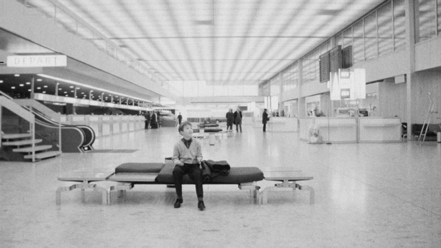 Le petit Nicolas visite l'aéroport de Genève-Cointrin en 1969. [RTS]