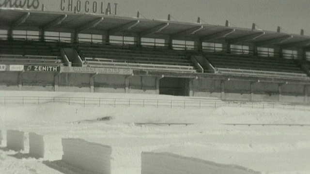 12000 mètres cube de neige sur le terrain de football de La Chaux-de-Fonds en mars 1963.