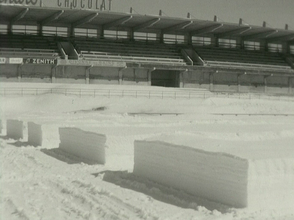 12000 mètres cube de neige sur le terrain de football de La Chaux-de-Fonds en mars 1963.