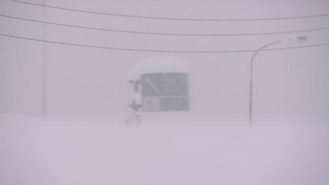 Fortes chutes de neige dans le nord et l'ouest du Japon le 17 décembre 2020